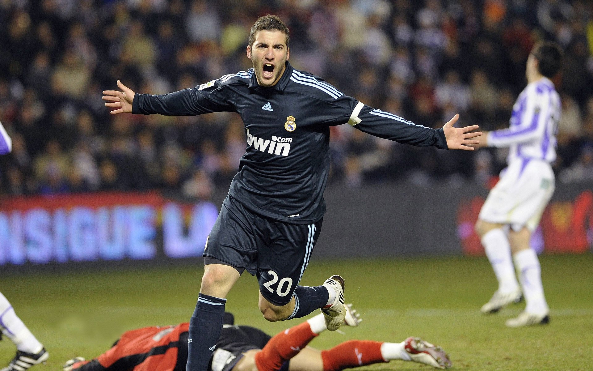 战术调整首场状态出色,独行侠观众沸腾!,C罗重返赛场再创辉煌时刻